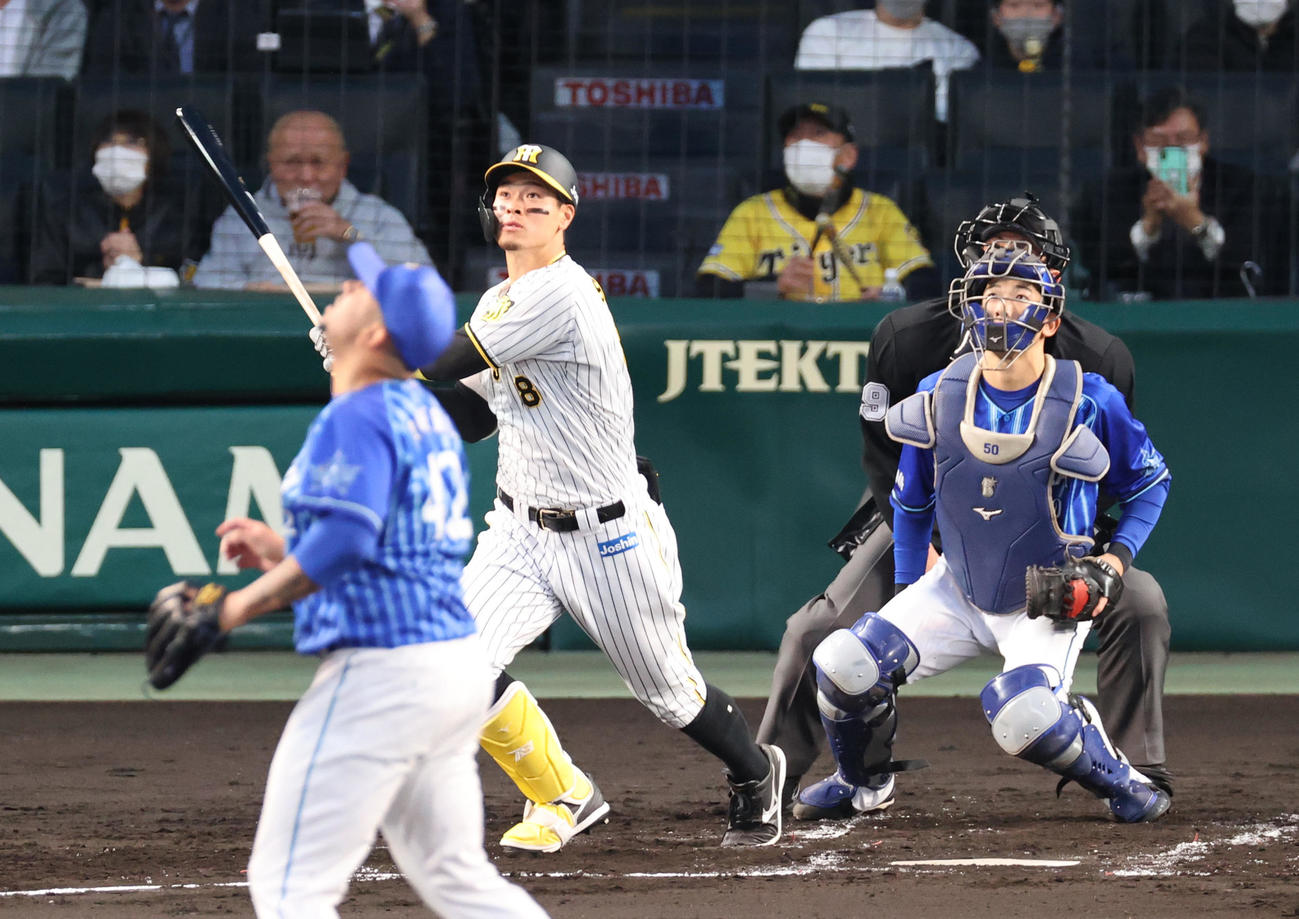 阪神対DeNA 1回裏阪神1死一塁、佐藤輝は右越え2点本塁打を放つ（撮影・上山淳一）