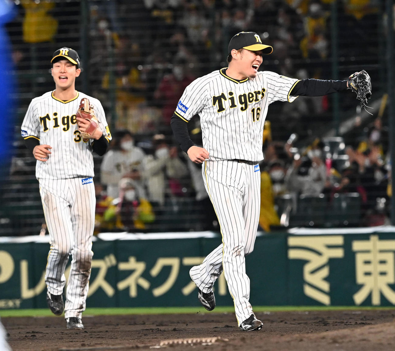 阪神対DeNA DeNAを完封、ガッツポーズの西勇（撮影・前岡正明）