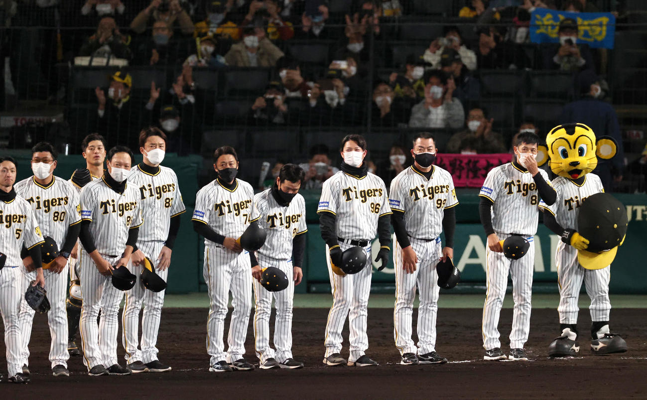 阪神対DeNA DDeNAに勝利しスタンドのファンにあいさつする阪神矢野監督（右）ら（撮影・上山淳一）