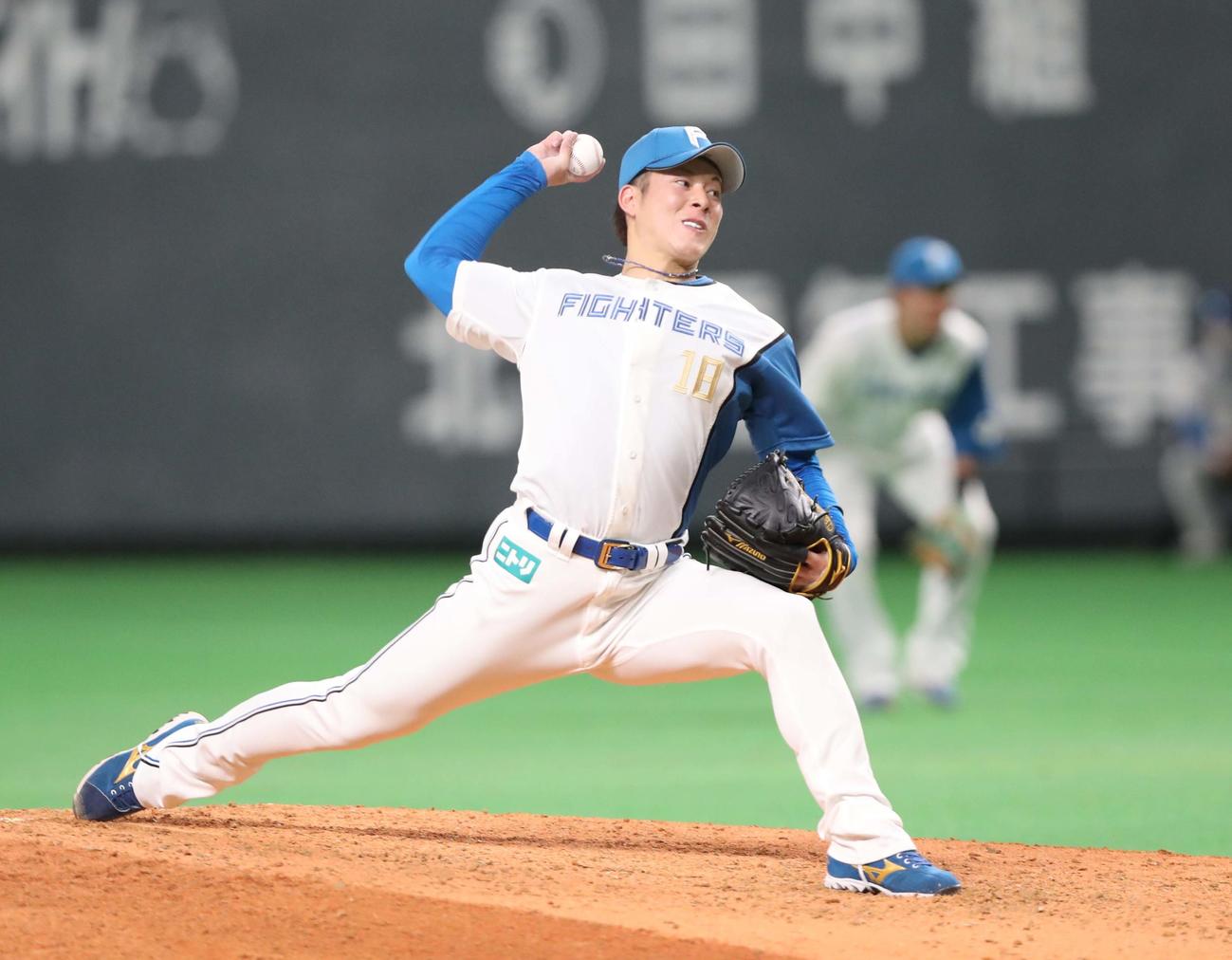 日本ハム対ロッテ　9回に登板の吉田（撮影・黒川智章）