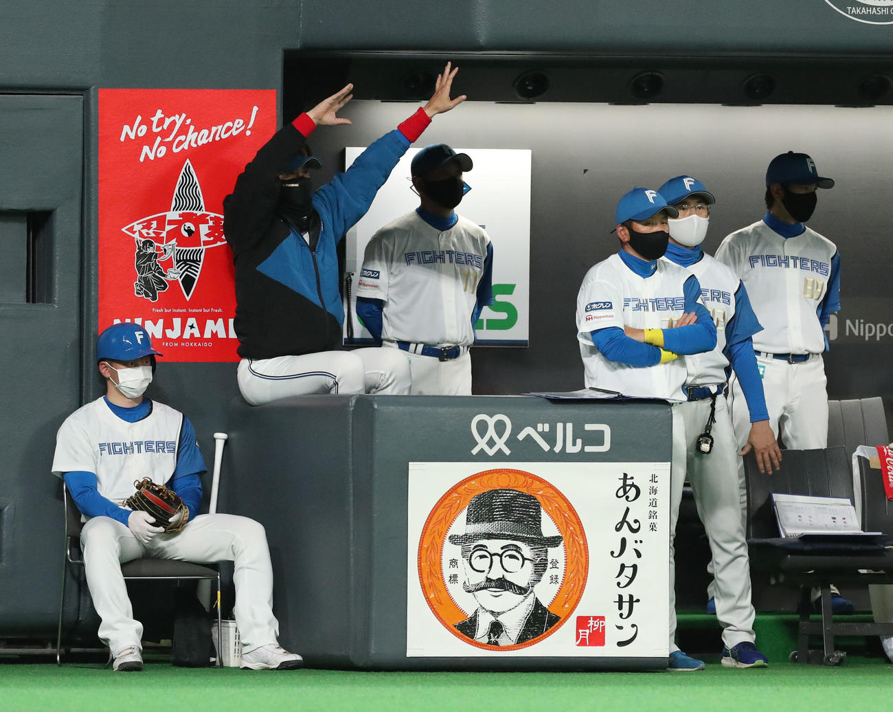 日本ハム対ロッテ　ベンチから指示を出す日本ハム新庄監督（左から2人目）（撮影・佐藤翔太）