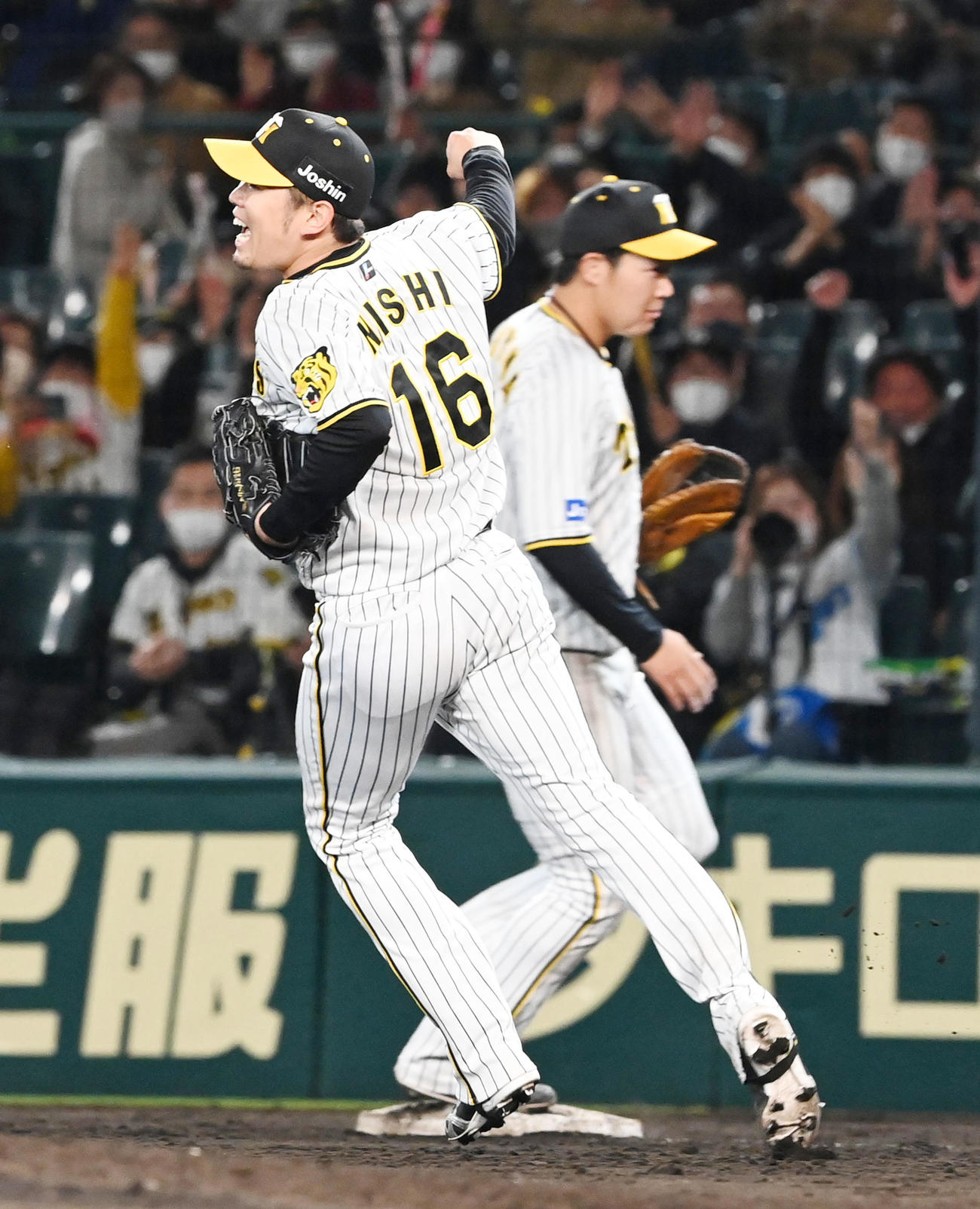阪神対DeNA DeNAを完封、ガッツポーズの西勇（撮影・前岡正明）