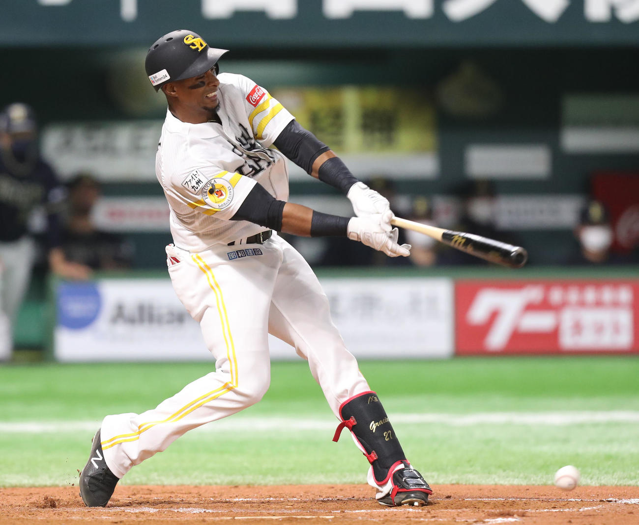 ソフトバンク対オリックス　8回裏ソフトバンク無死、グラシアルは二前安打を放つ（撮影・屋方直哉）