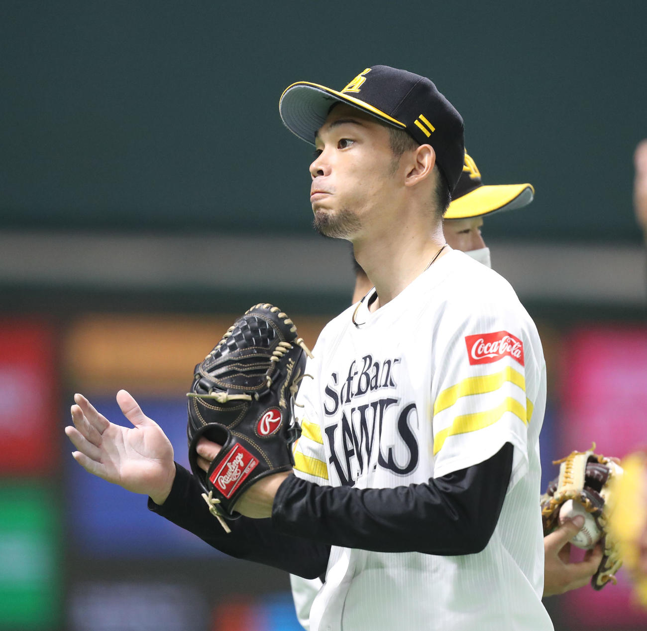 ソフトバンク対オリックス　8回表を投げ終え、グラブをたたきながらベンチに戻る又吉（撮影・屋方直哉）