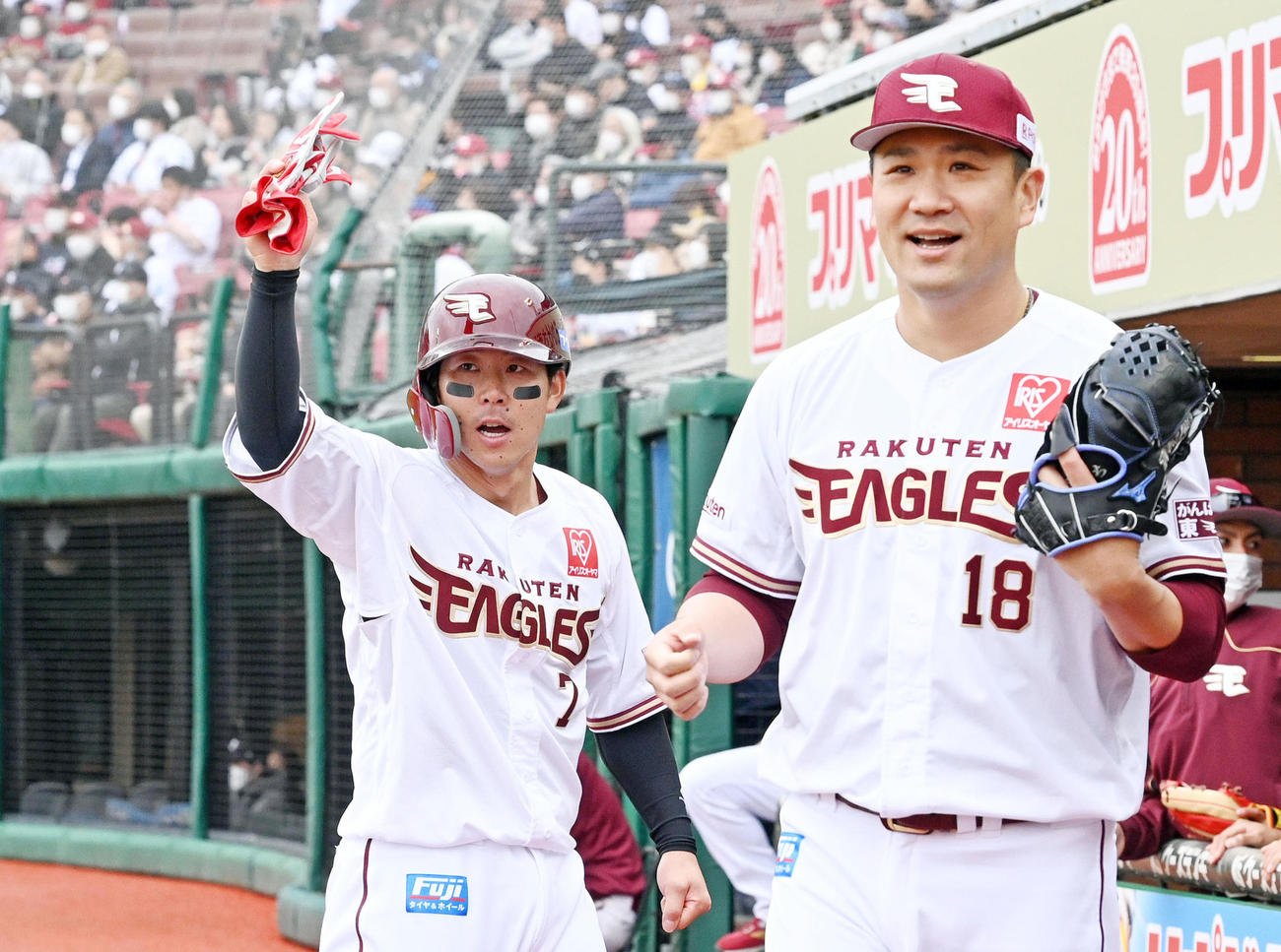 楽天対西武　3回裏楽天1死一、三塁、生還した三走鈴木大（左）はファンに手を振る。右は笑顔の田中将（撮影・滝沢徹郎）
