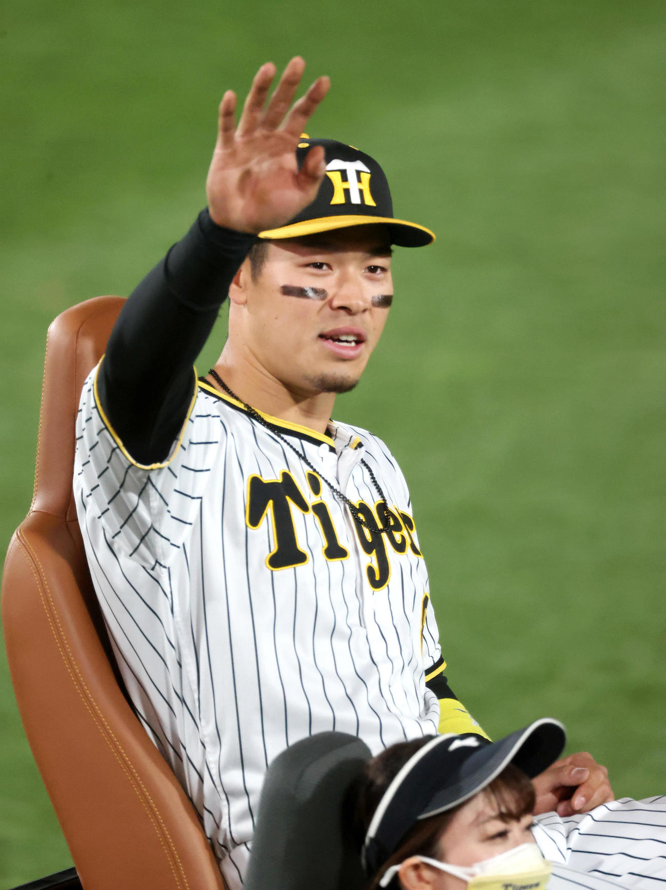 阪神対DeNA　ファンの歓声に手を振って応えるヒーローの阪神佐藤輝明（撮影・上山淳一）