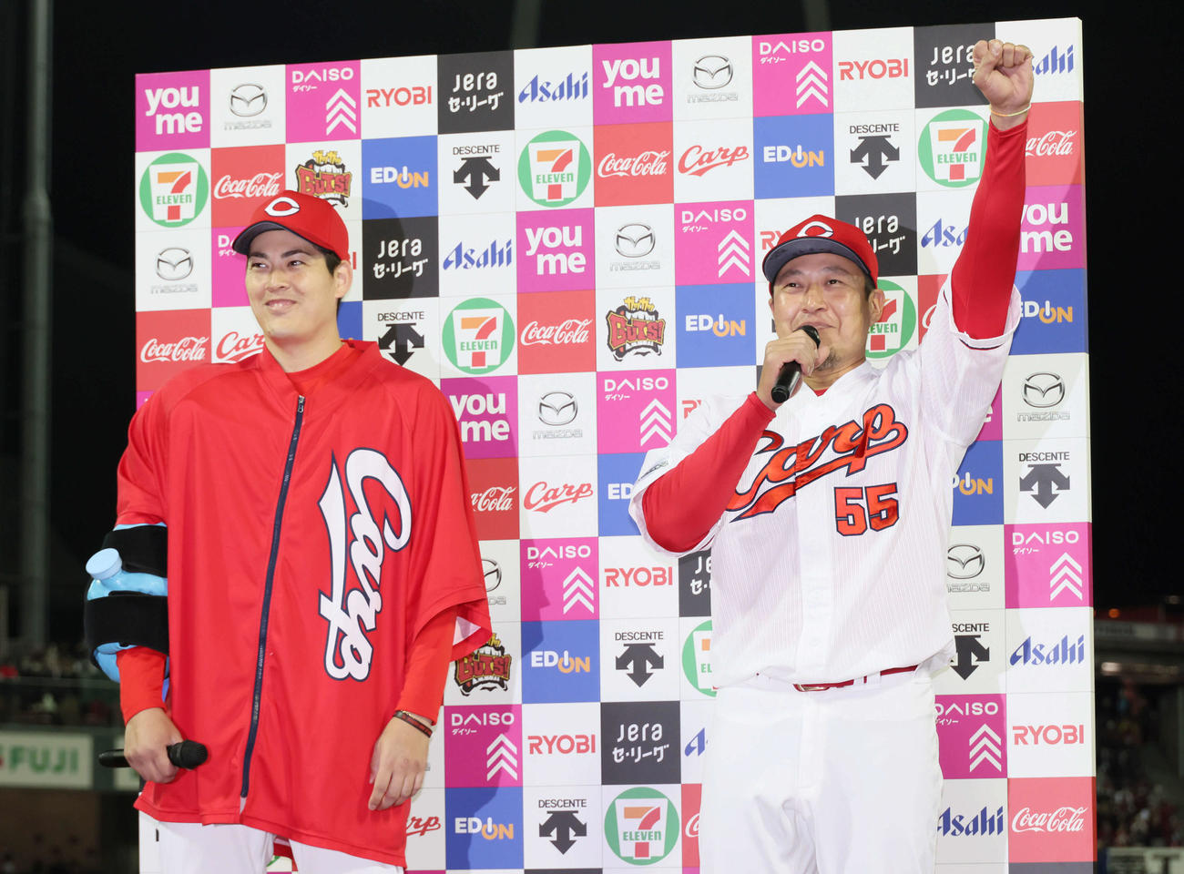 広島対巨人　お立ち台の九里（左）と松山（撮影・加藤孝規）