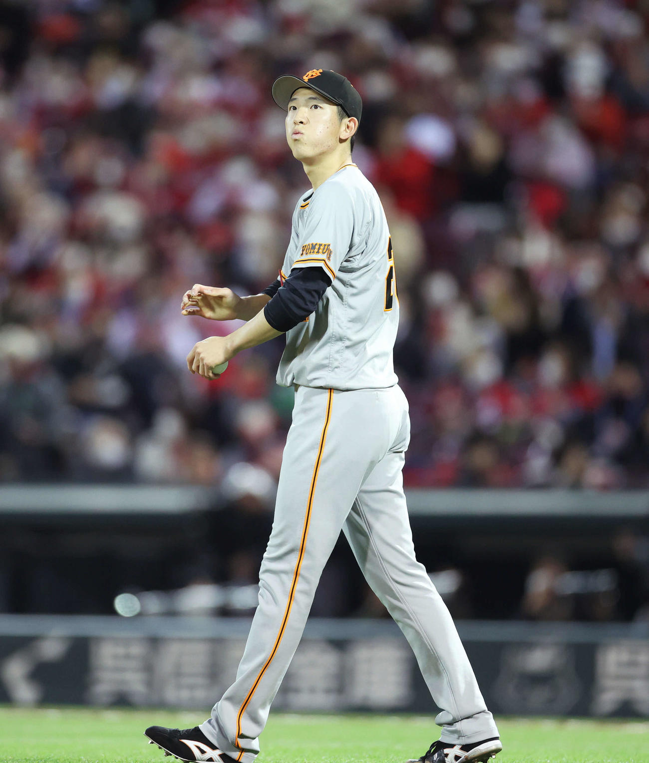 広島対巨人　6回裏広島1死一、三塁、松山に中前適時打を浴び浮かない表情の戸郷（撮影・河田真司）