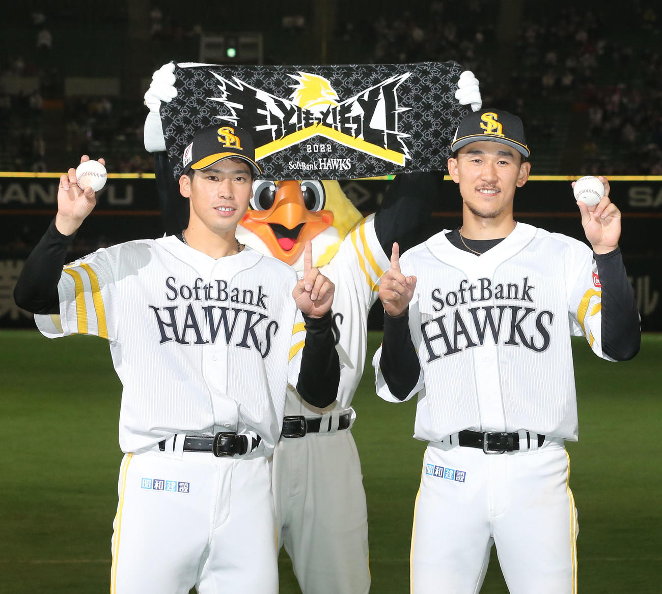 ソフトバンク対オリックス　ヒーローインタビュー後に笑顔で記念撮影をする尾形（左）と三森（撮影・屋方直哉）