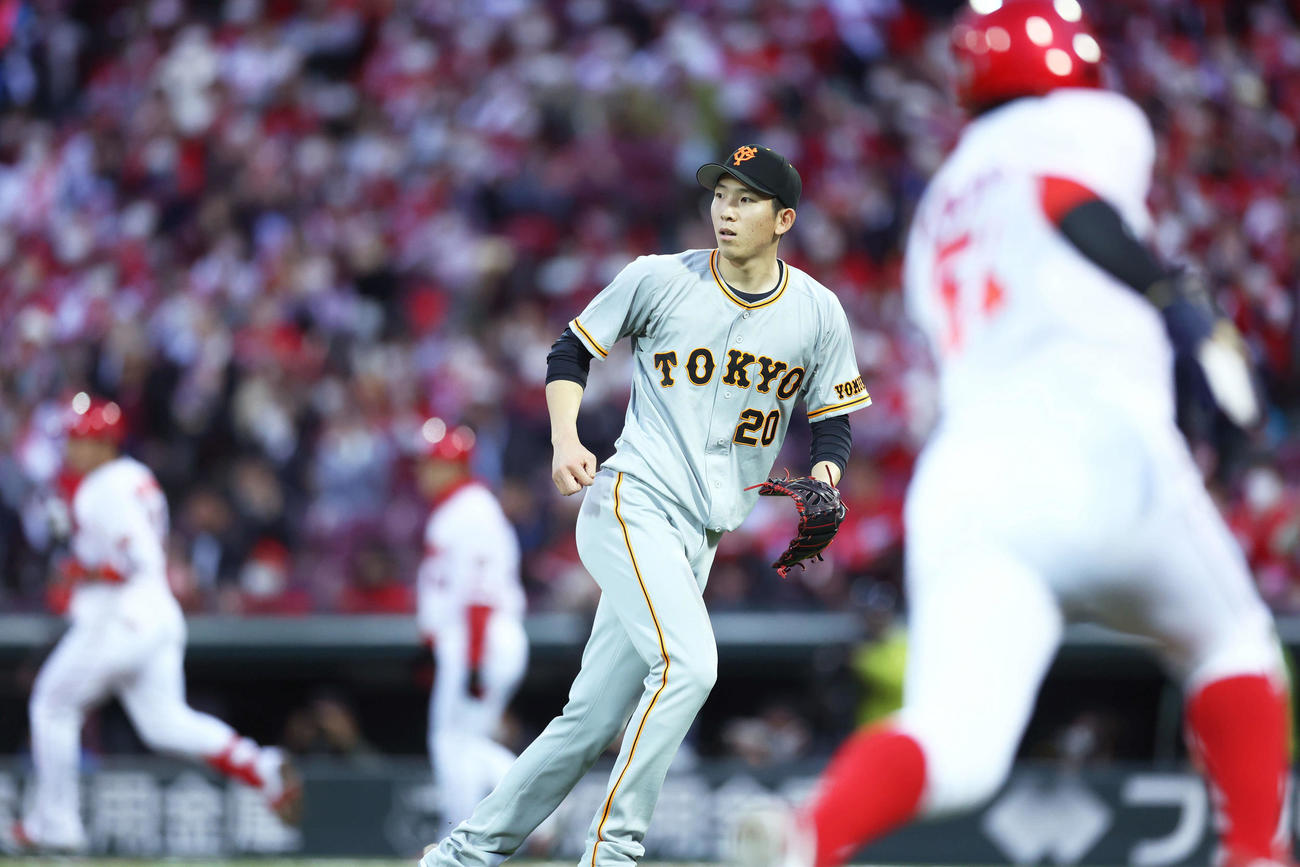 広島対巨人　1回裏広島2死一、二塁、坂倉将吾に左前先制適時打を浴びる戸郷（撮影・河田真司）