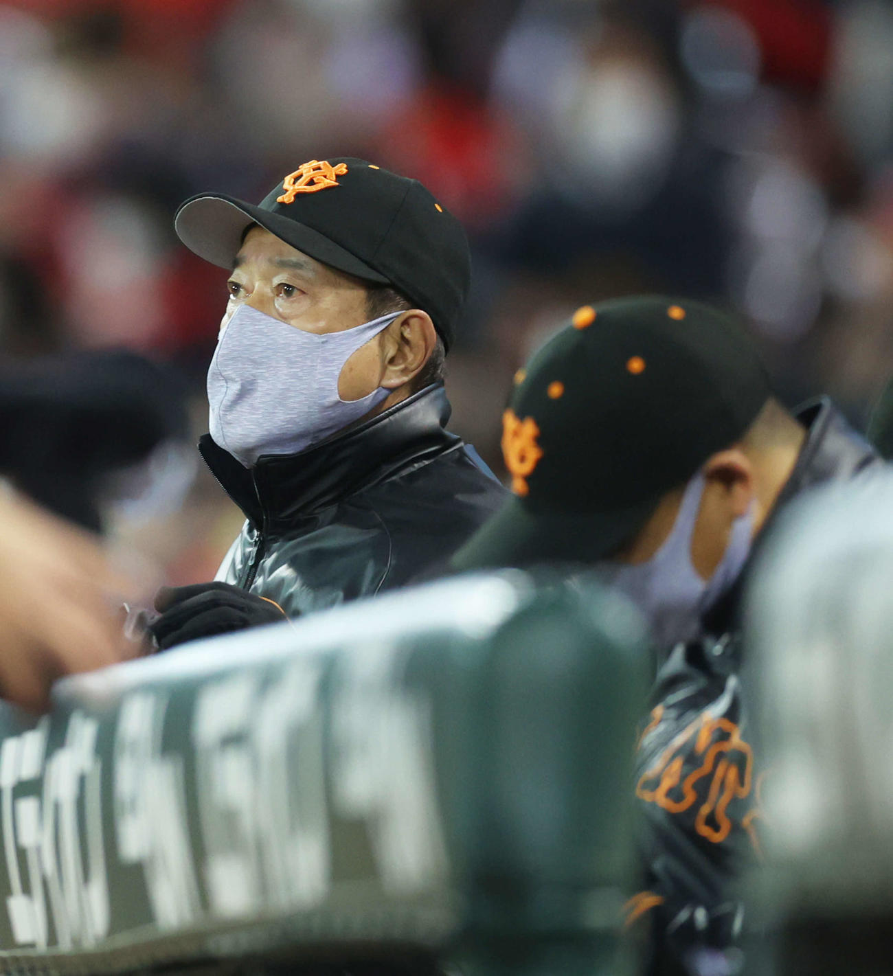 広島対巨人　7回表を終え選手交代を告げ、険しい表情でベンチに戻る原監督（撮影・河田真司）