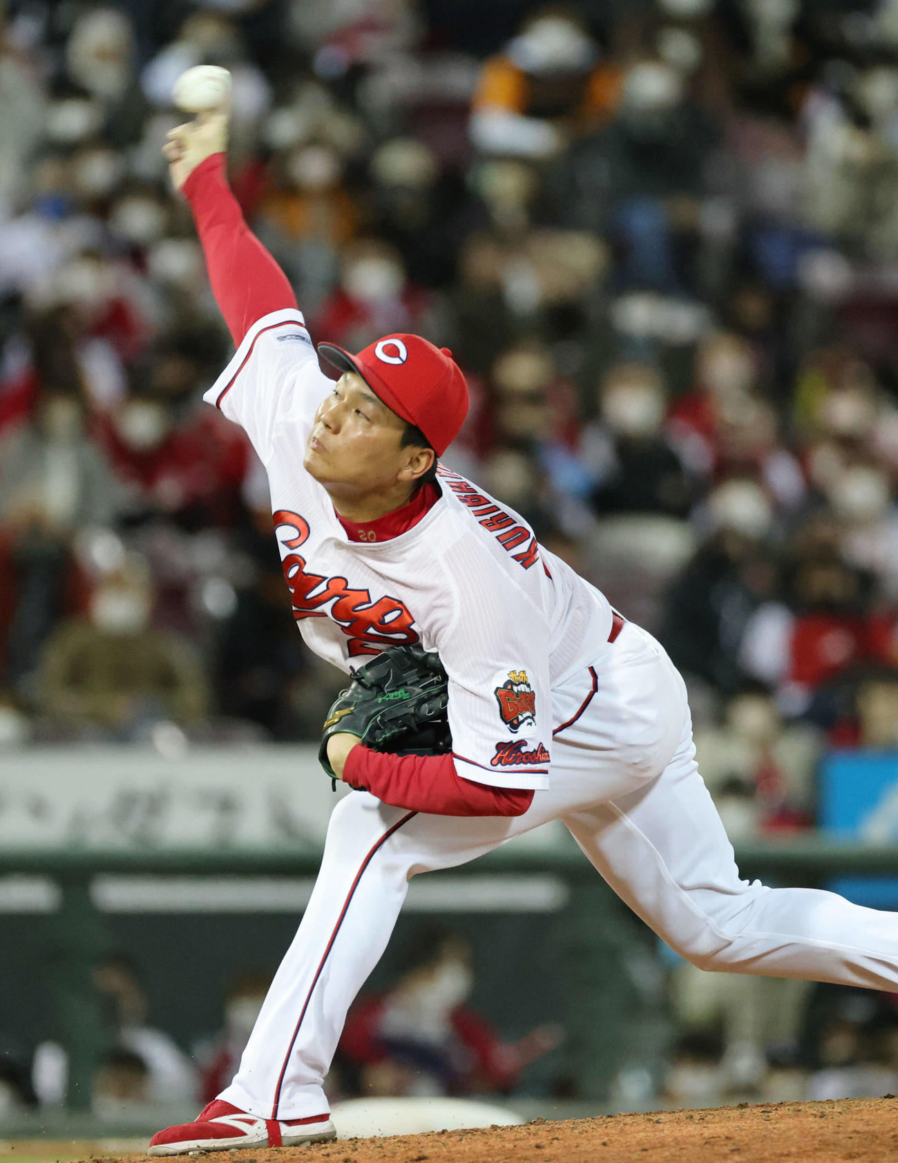 9回表巨人、力投する広島栗林（撮影・加藤孝規）