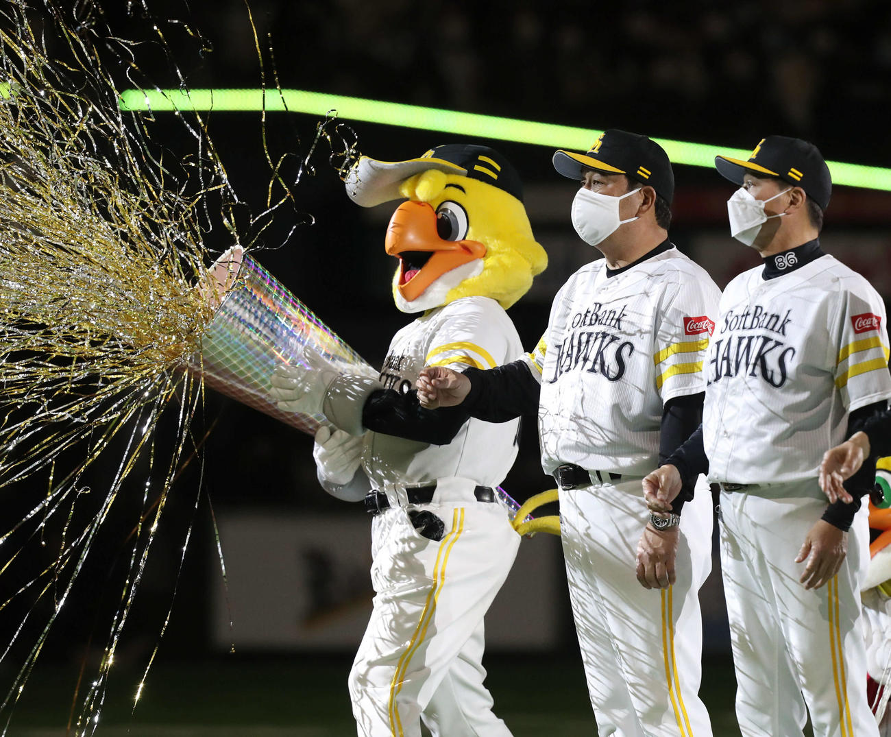 ソフトバンク対オリックス　オリックスに勝利し、ファンにあいさつをする藤本監督（撮影・屋方直哉）