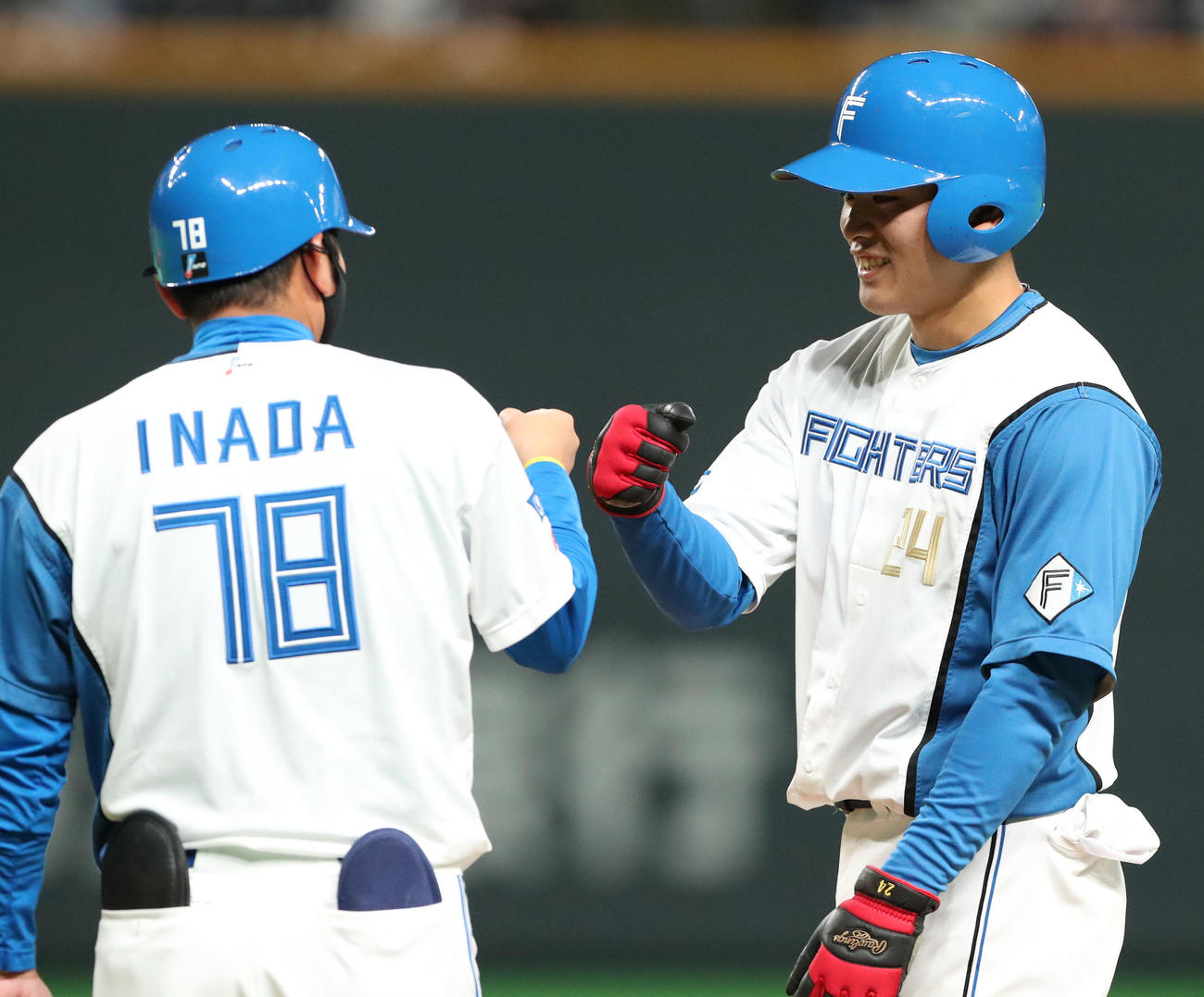日本ハム対ロッテ　2回裏日本ハム無死一、二塁、野村は遊内野安打を放ち笑顔を見せる（撮影・佐藤翔太）