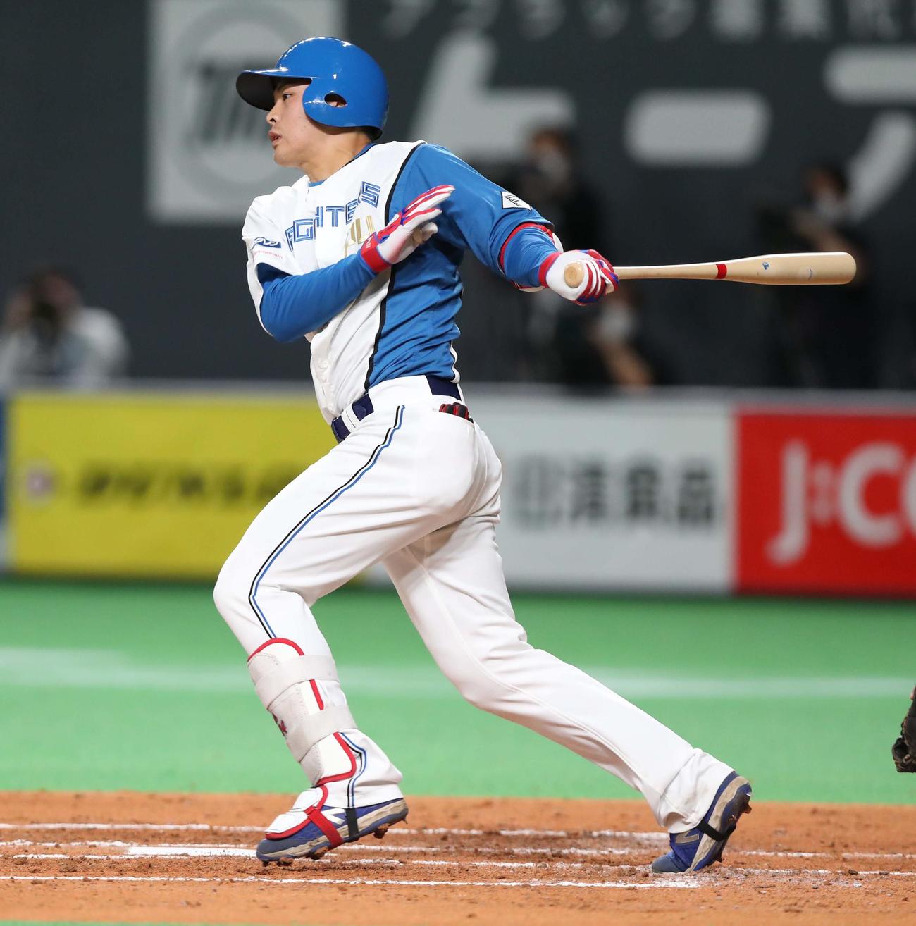日本ハム対ロッテ　2回裏日本ハム無死一、二塁、遊前内野安打を放つ野村（撮影・黒川智章）