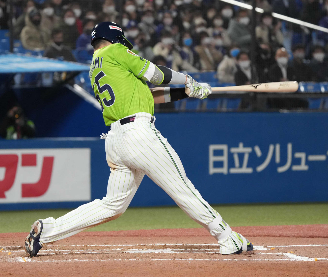 ヤクルト対中日　7回裏ヤクルト2死一、二塁、村上は左越えに同点の3点本塁打を放つ（撮影・小沢裕）