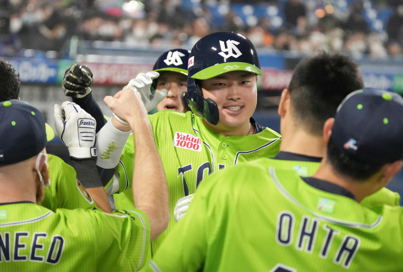ヤクルト対中日　7回裏ヤクルト2死一、二塁、村上は左越えに同点の3点本塁打を放ちベンチのナインの祝福を受ける（撮影・小沢裕）