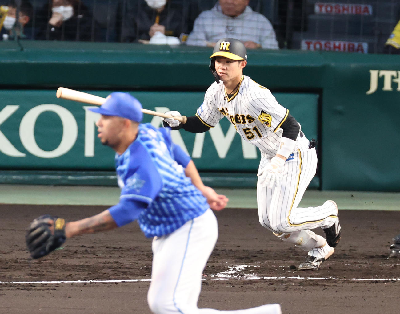 阪神対DeNA 1回裏阪神無死二塁、中野は先制の右前適時打を放つ（撮影・上山淳一）