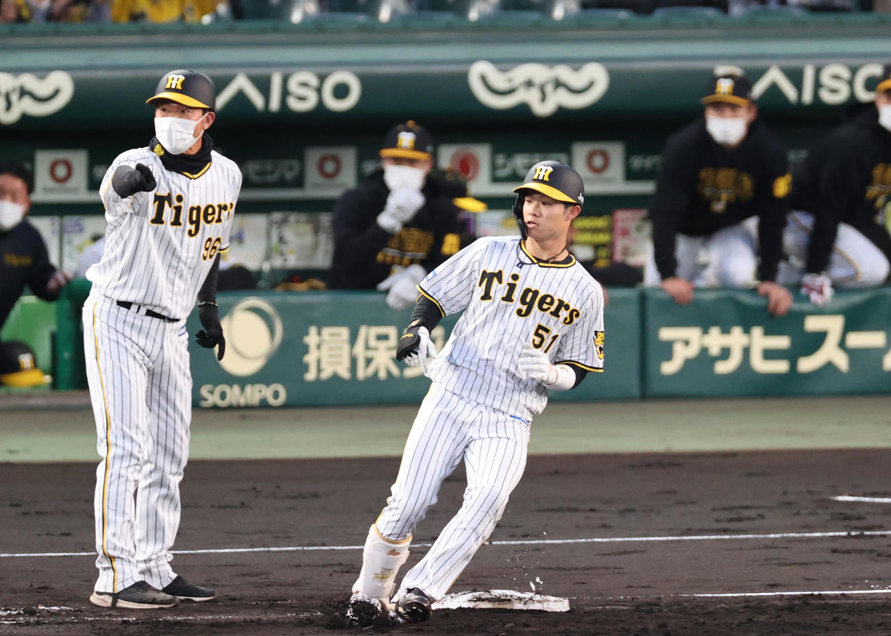 阪神対DeNA 1回裏阪神無死二塁、中野は先制の右前適時打を放つ（撮影・上山淳一）