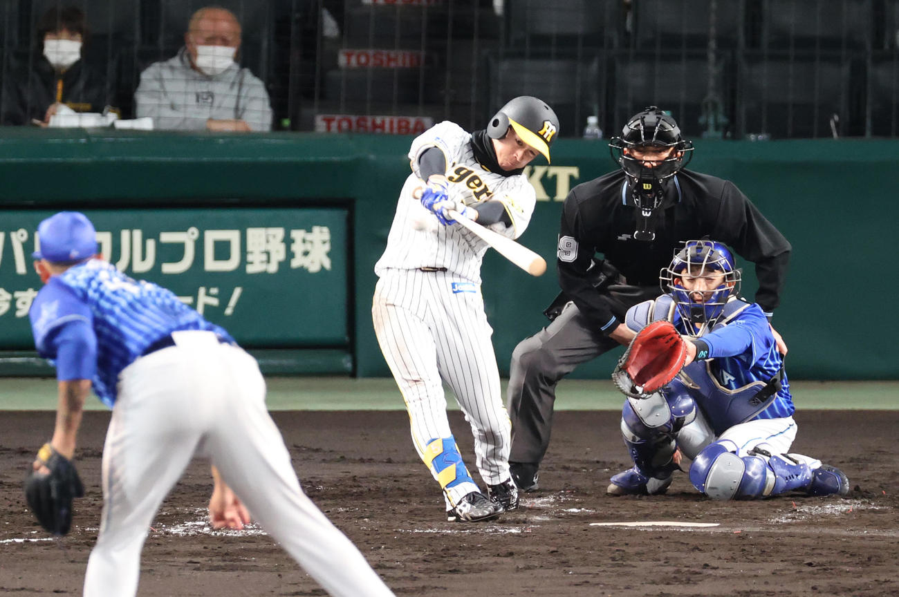 阪神対DeNA 2回裏阪神1死、近本は右前打を放つ（撮影・上山淳一）