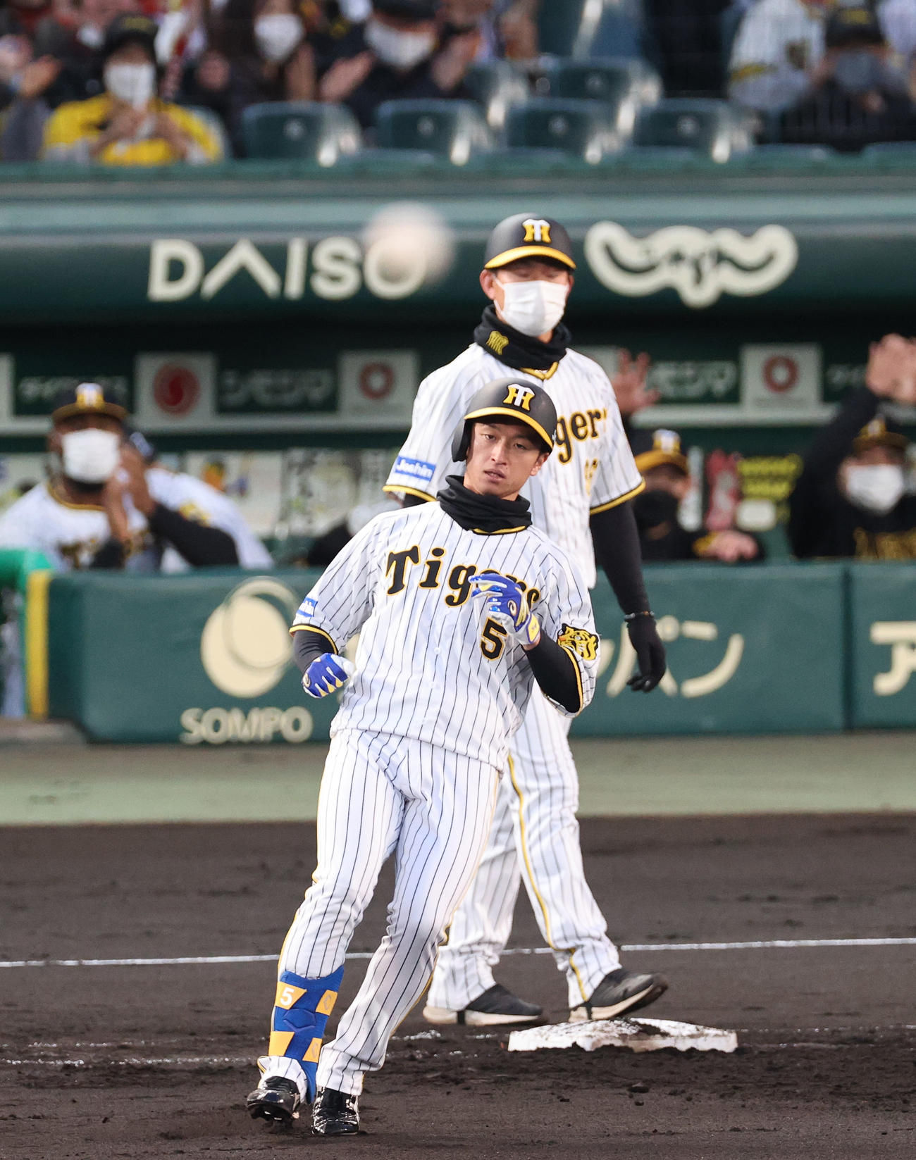 阪神対DeNA 1回裏阪神無死、近本は中前打を放つ（撮影・上山淳一）