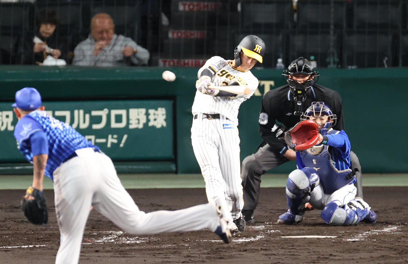 阪神対DeNA 2回裏阪神無死、小幡は右へ二塁打を放つ（撮影・上山淳一）
