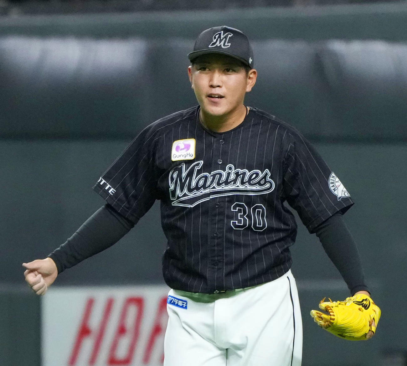 7回、満塁のピンチを無失点で切り抜け、ベンチに戻るロッテ・広畑（共同）