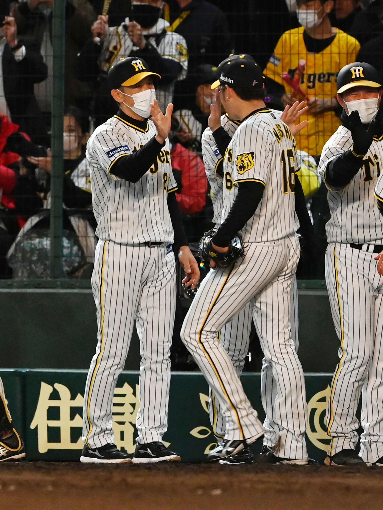 阪神対DeNA　西勇（右）を迎える矢野監督（撮影・前岡正明）