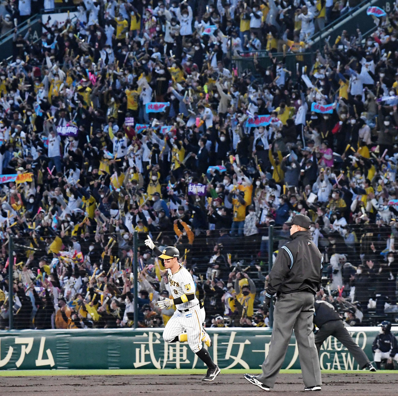 阪神対DeNA 1回裏阪神1死一塁、佐藤輝は右越え2点本塁打を放ち右手を突き上げる（撮影・前岡正明）