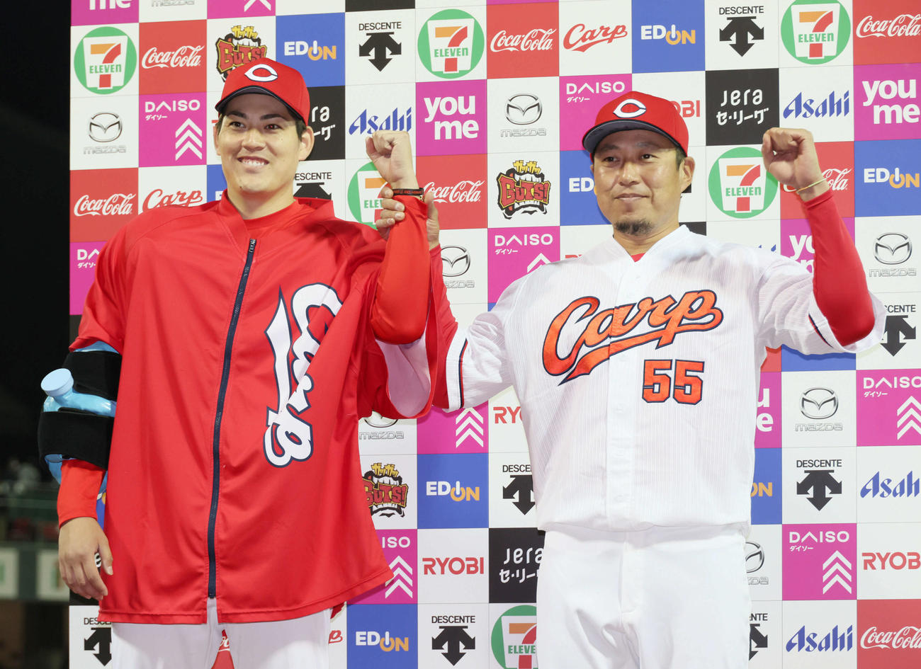 広島対巨人　お立ち台の九里（左）と松山（撮影・加藤孝規）