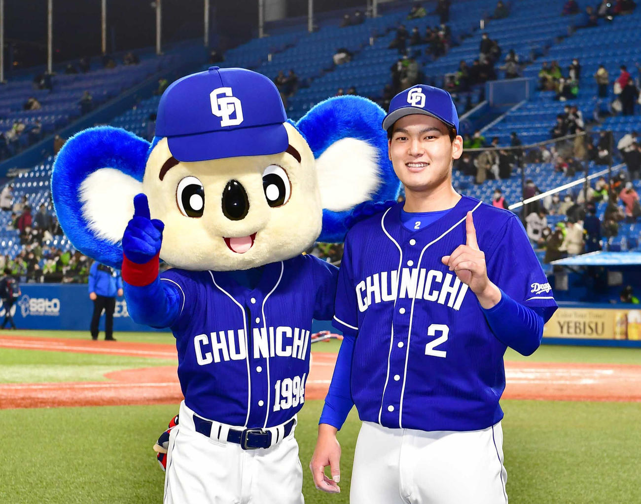 ヤクルト対中日　プロ初本塁打で勝利に貢献した中日石川昂はドアラと記念撮影に臨む（撮影・小沢裕）