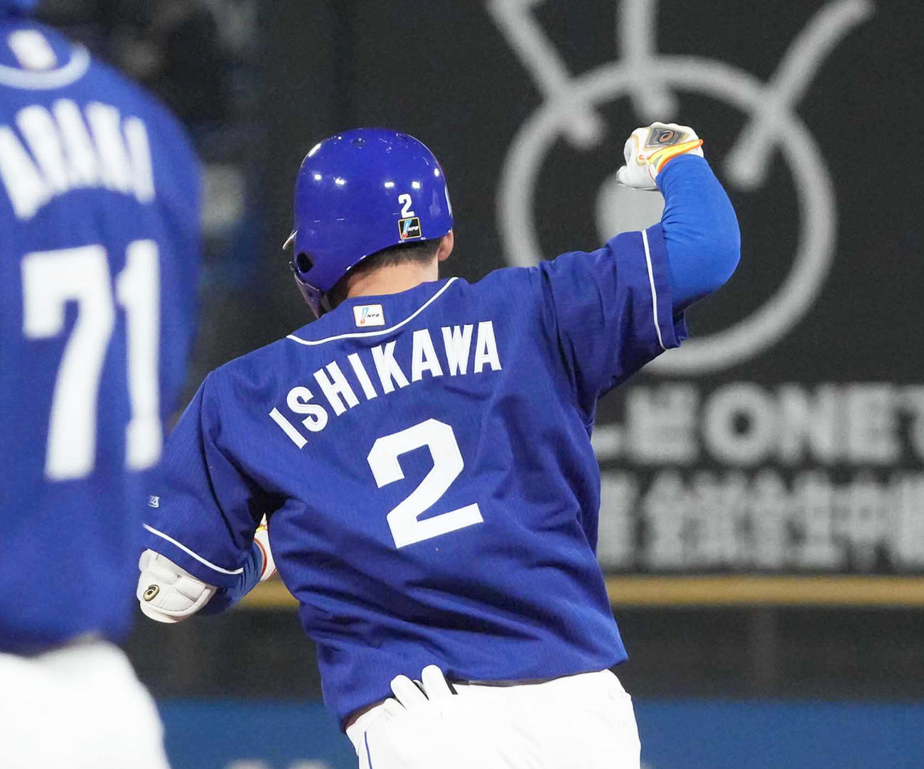8回表中日無死、勝ち越しとなるプロ初本塁打を放ち右手を上げる石川弥（撮影・小沢裕）