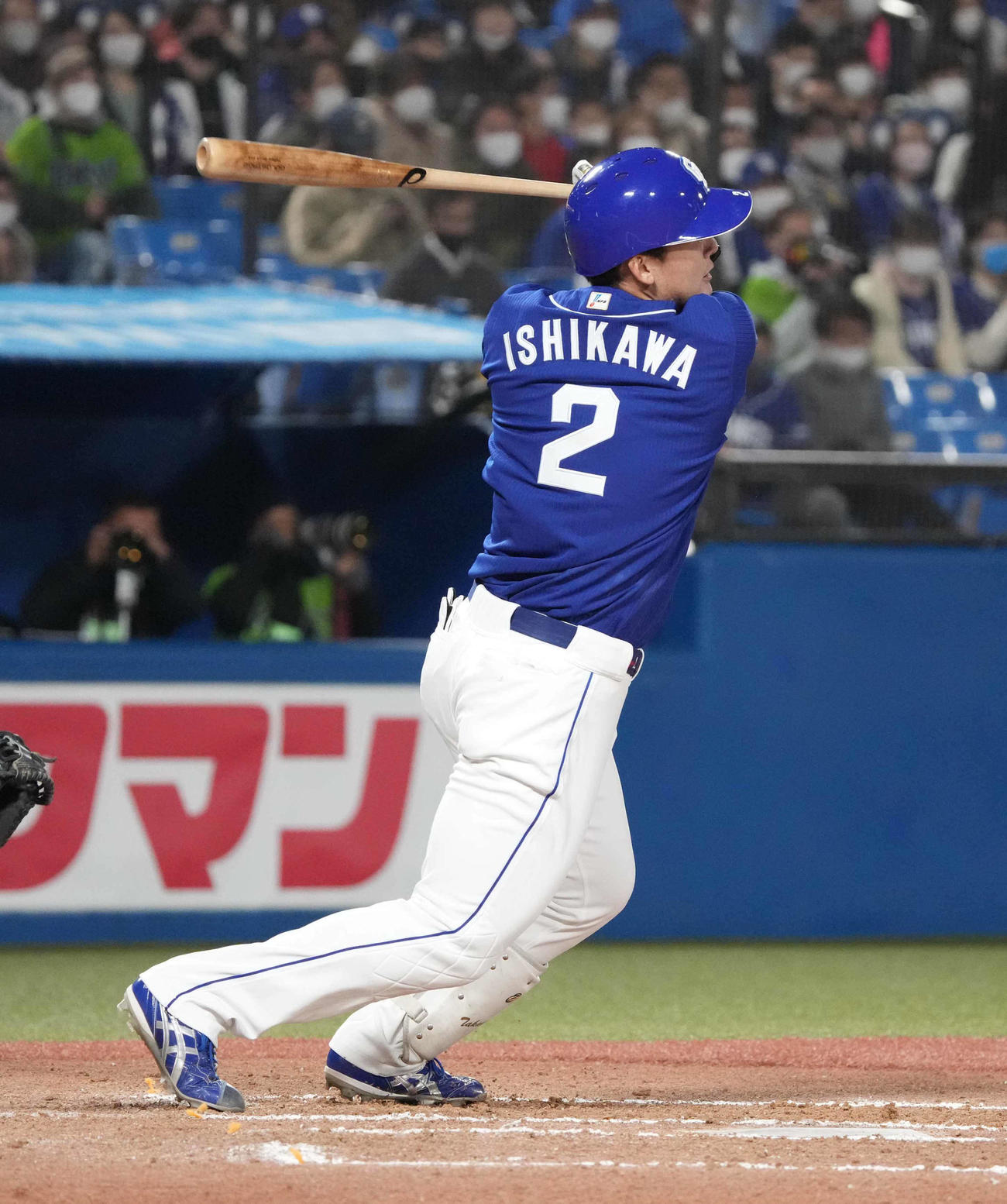 8回表中日無死、石川昂弥は左越えに勝ち越しとなるプロ初本塁打を放つ（撮影・小沢裕）