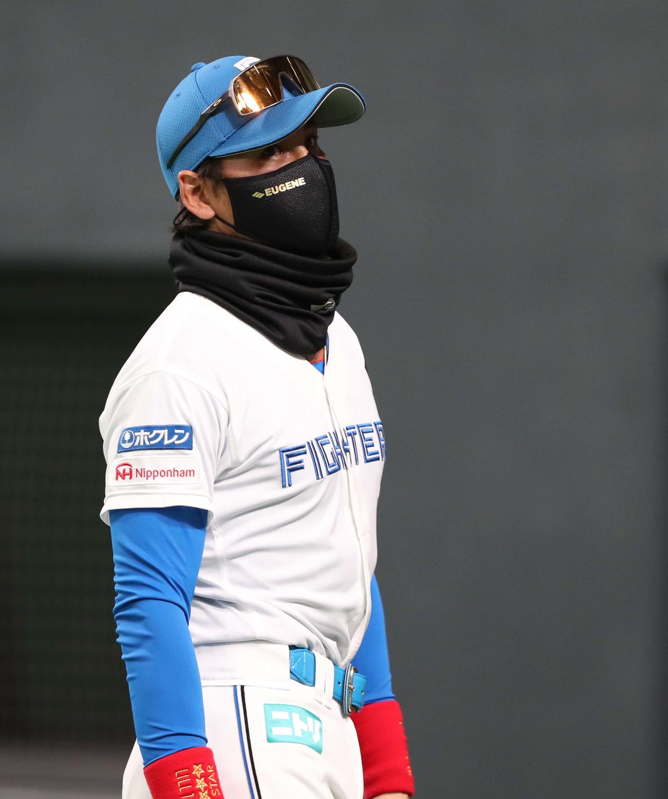 日本ハム対ロッテ　選手交代を告げる新庄監督（撮影・黒川智章）