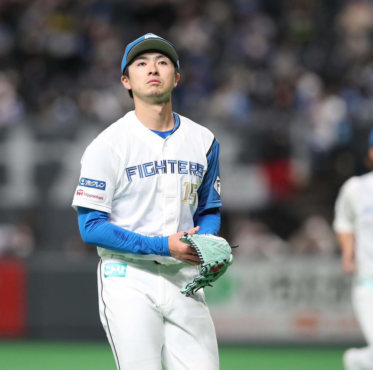 日本ハム対ロッテ　4回に2失点し引き揚げる上沢（撮影・黒川智章）