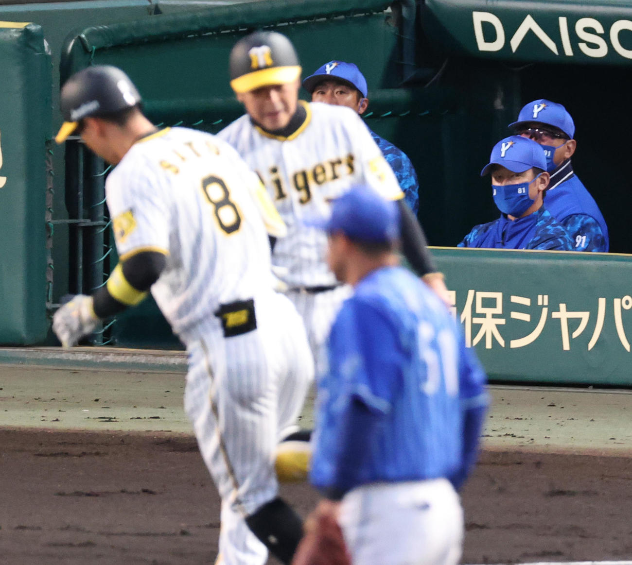 阪神対DeNA 1回裏阪神1死一塁、DeNA三浦監督（右から2人目）は右越え2点本塁打を放った佐藤輝（手前左）を見つめる（撮影・上山淳一）