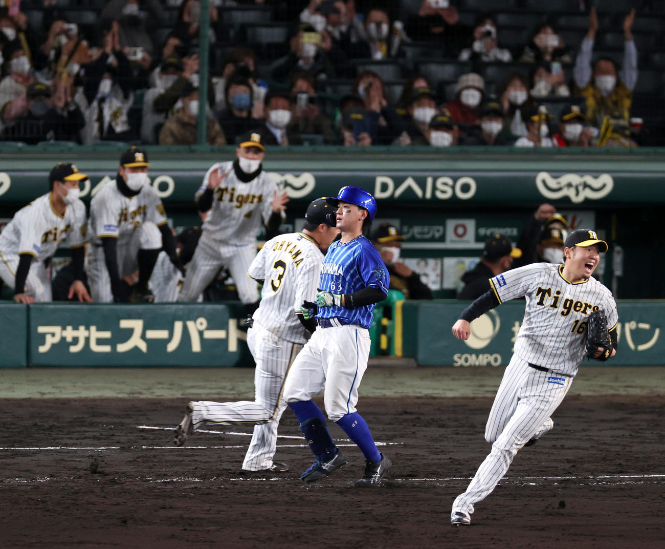 阪神対DeNA 9回表DeNA2死、関根を一ゴロに仕留め、完封勝利に喜ぶ阪神西勇（右）（撮影・上山淳一）
