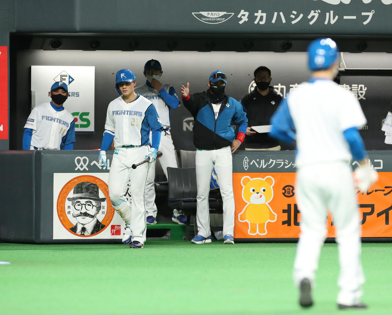 日本ハム対ロッテ　7回裏日本ハム1死満塁、清宮を代打に送る新庄監督（撮影・佐藤翔太）