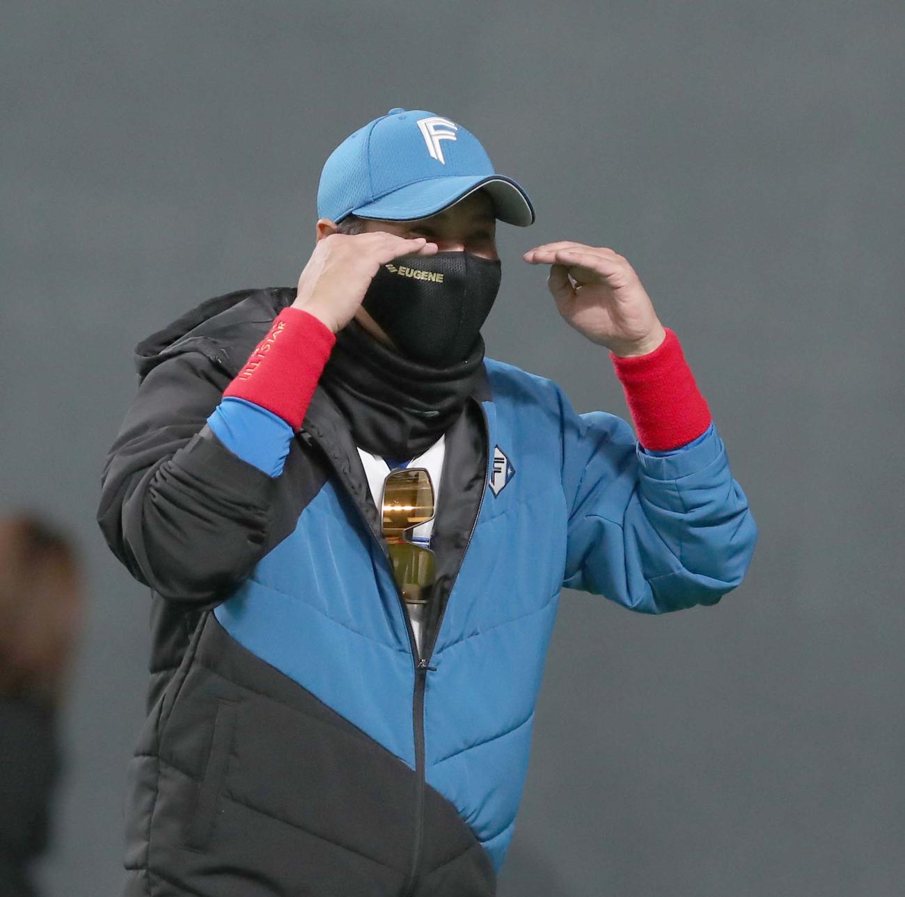 日本ハム対ロッテ　試合前、泣くまねをする新庄剛志監督（撮影・黒川智章）