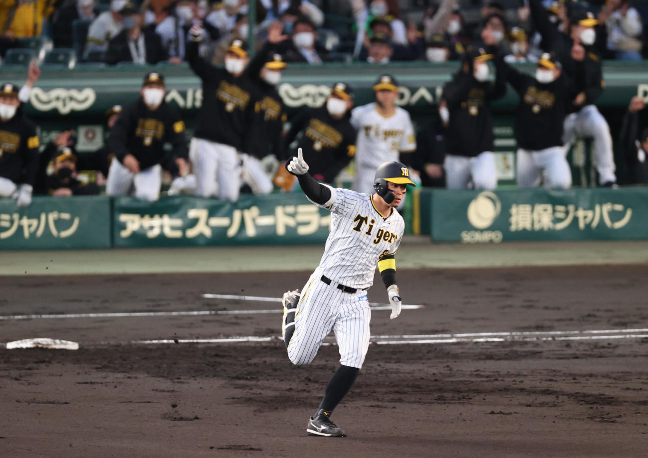 阪神対DeNA 1回裏阪神1死一塁、佐藤輝は右越え2点本塁打を放ちダイヤモンドを1周する（撮影・上山淳一）