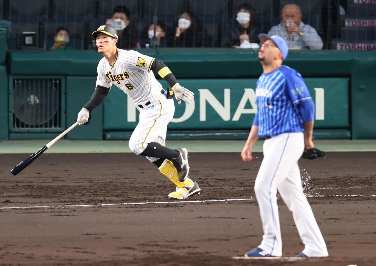 阪神対DeNA 1回裏阪神1死一塁、佐藤輝は右越え2点本塁打を放つ（撮影・上山淳一）