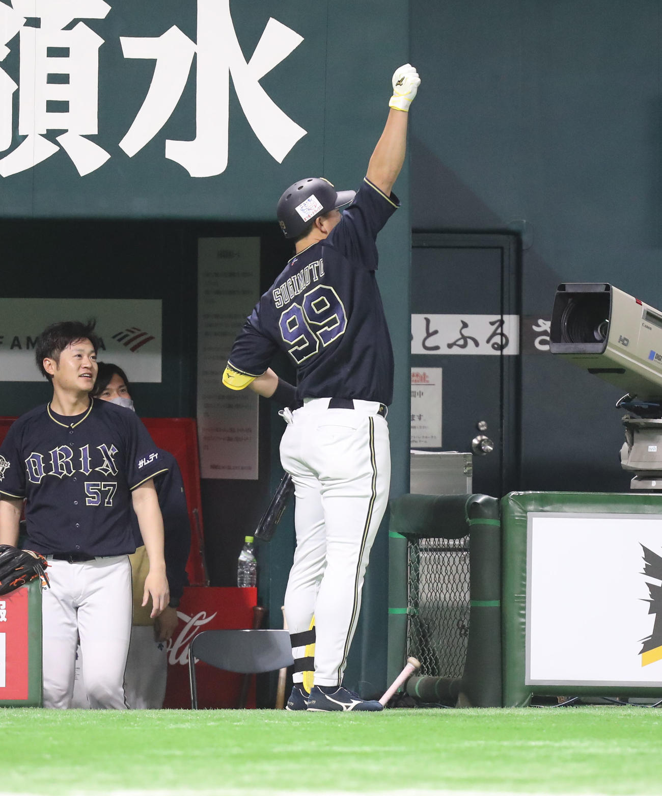 ソフトバンク対オリックス　5回表オリックス無死、杉本は本塁打を放ちポーズを決める（撮影・屋方直哉）