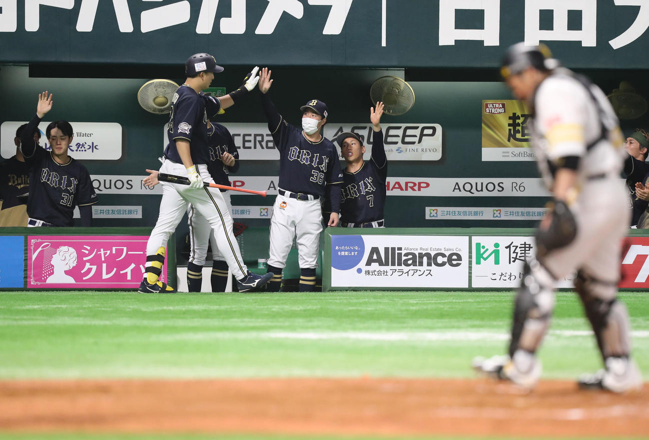 ソフトバンク対オリックス　5回表オリックス無死、杉本は本塁打を放ちナインとハイタッチをする（撮影・屋方直哉）