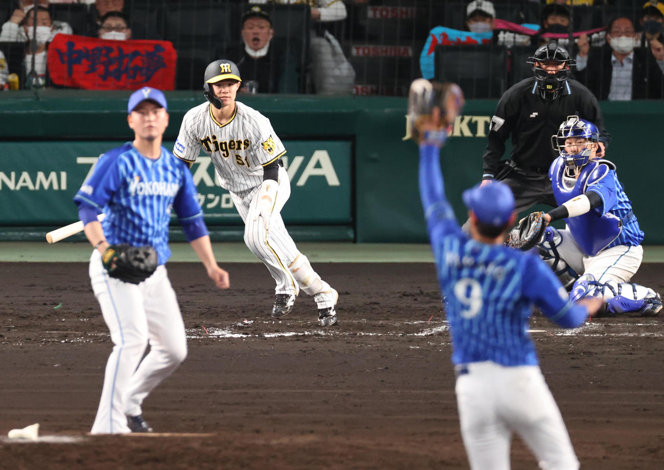 阪神対DeNA 7回裏阪神1死一、三塁、中野は遊直に倒れる（撮影・上山淳一）