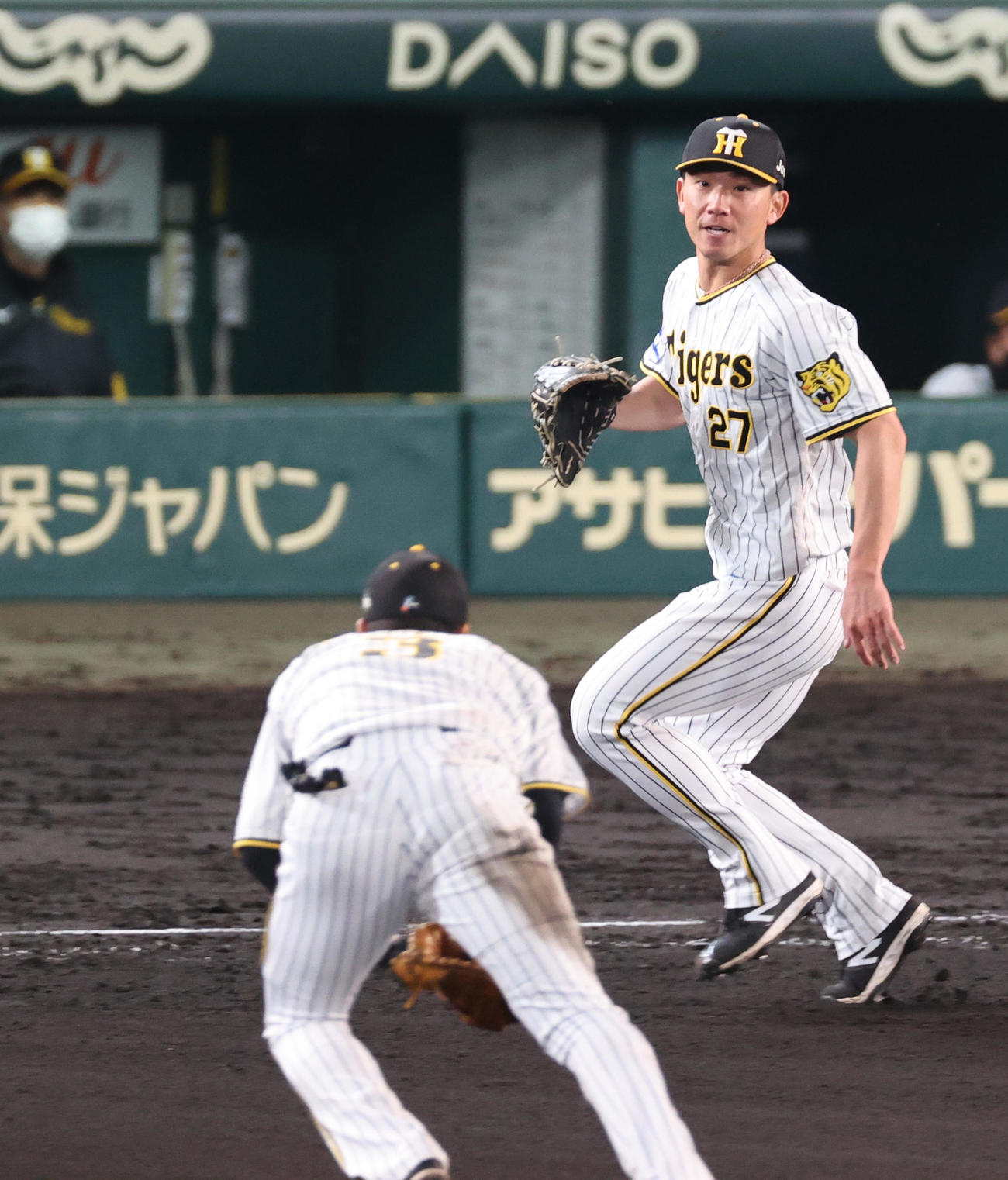 阪神対DeNA 8回表DeNA無死、伊藤将（右）は代打細川の一ゴロで、カバーに入る（撮影・上山淳一）