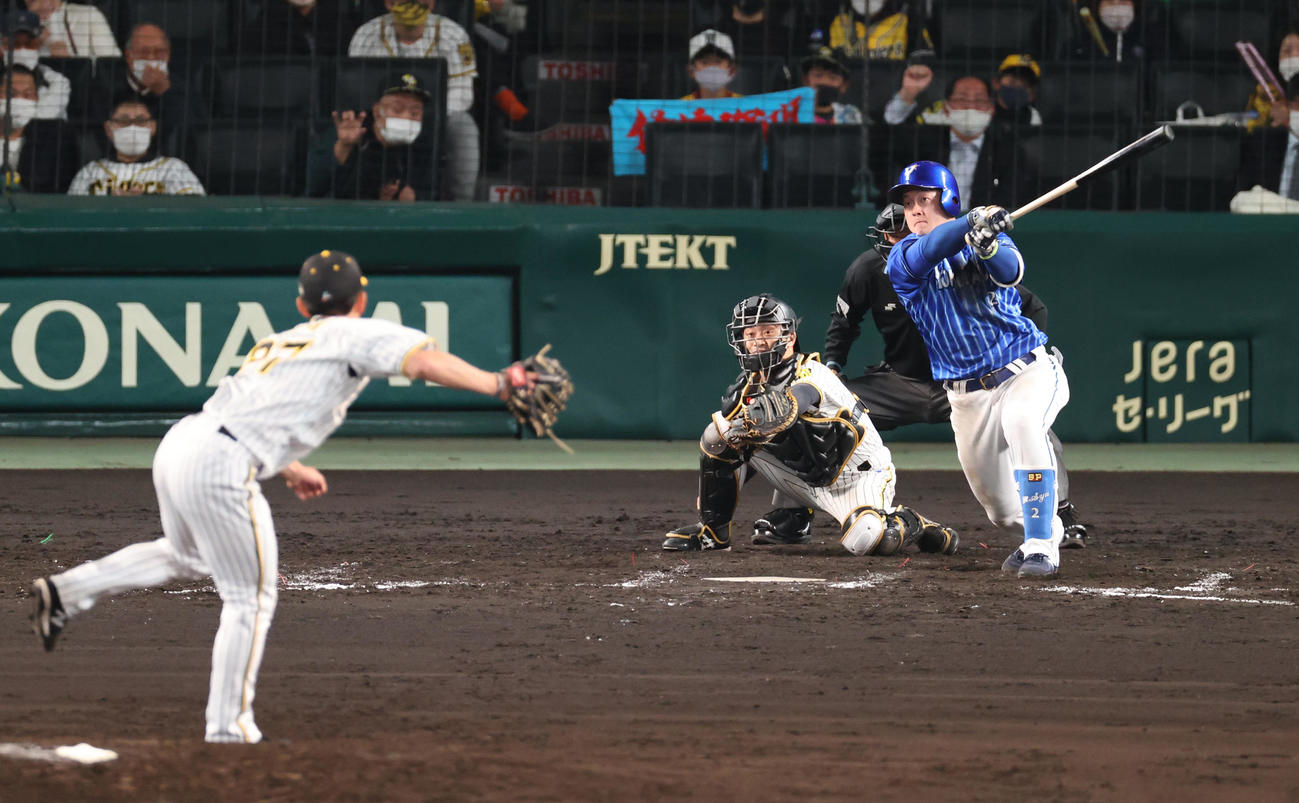 阪神対DeNA 9回表DeNA2死二塁、牧は中前適時打を放つ（撮影・上山淳一）