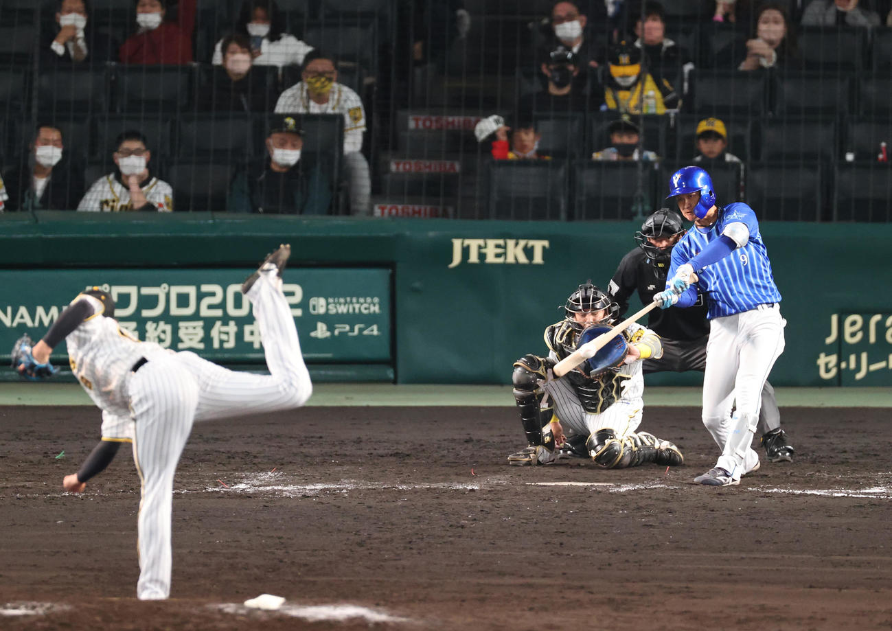 阪神対DeNA 12回表DeNA無死一、三塁、大和は左前適時打を放つ（撮影・上山淳一）