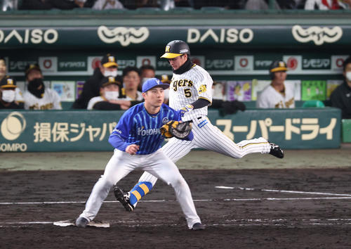 阪神対DeNA 7回裏阪神1死二塁、近本は二塁内野安打を放つ(撮影・上山淳一)
