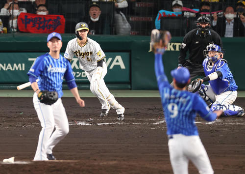 阪神対DeNA 7回裏阪神1死一、三塁、中野は遊直に倒れる(撮影・上山淳一)