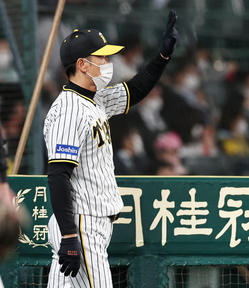 阪神対DeNA 8回表を前に選手交代を告げる矢野監督(撮影・加藤哉)